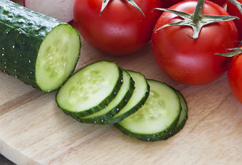 キュウリ・トマトとごま油の料理写真