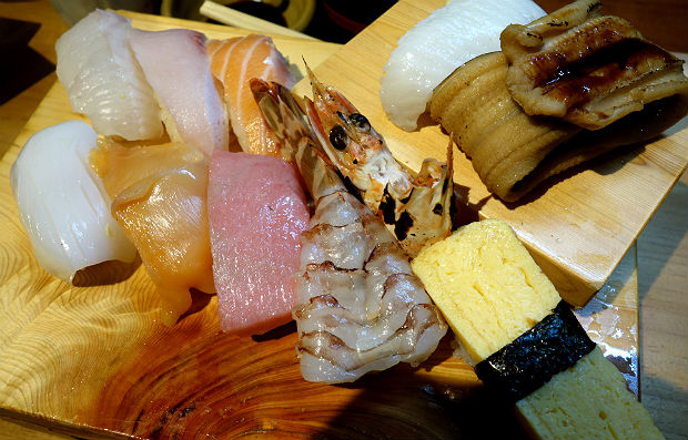 立ち食い寿司、魚路 （ととろ）の特上にぎりセット写真