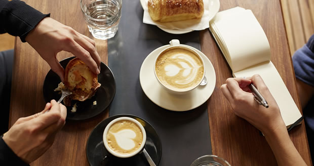 おしゃれなカフェ食器具の写真